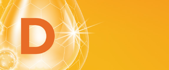 Natural Pharmaceuticals Fleximed® Active Täht „D” oranžil taustal, mis sümboliseerib vitamiini D, valgusefektiga ja molekuli meenutava struktuuriga.
